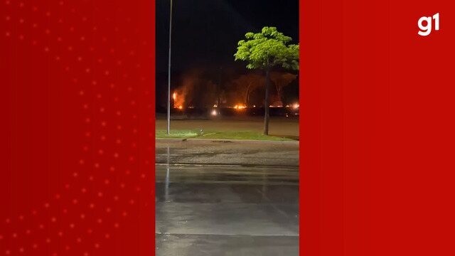 Poste pega fogo após queda de raio e moradores ficam sem energia