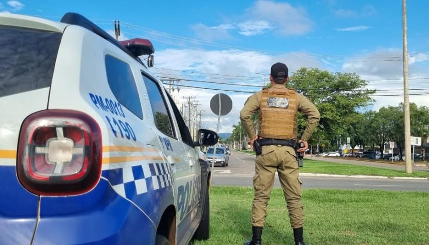 Jovem morre após bater em meio fio e cair de moto