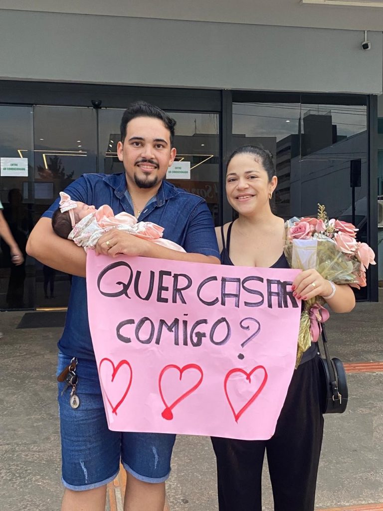 Cantor pede namorada em casamento na maternidade após nascimento da filha: ‘Nem perto de tudo que ela merece’