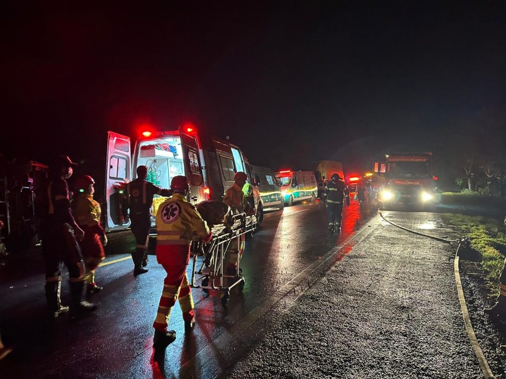 Quatro pessoas morrem e 40 ficam feridas após ônibus tombar na BR-153