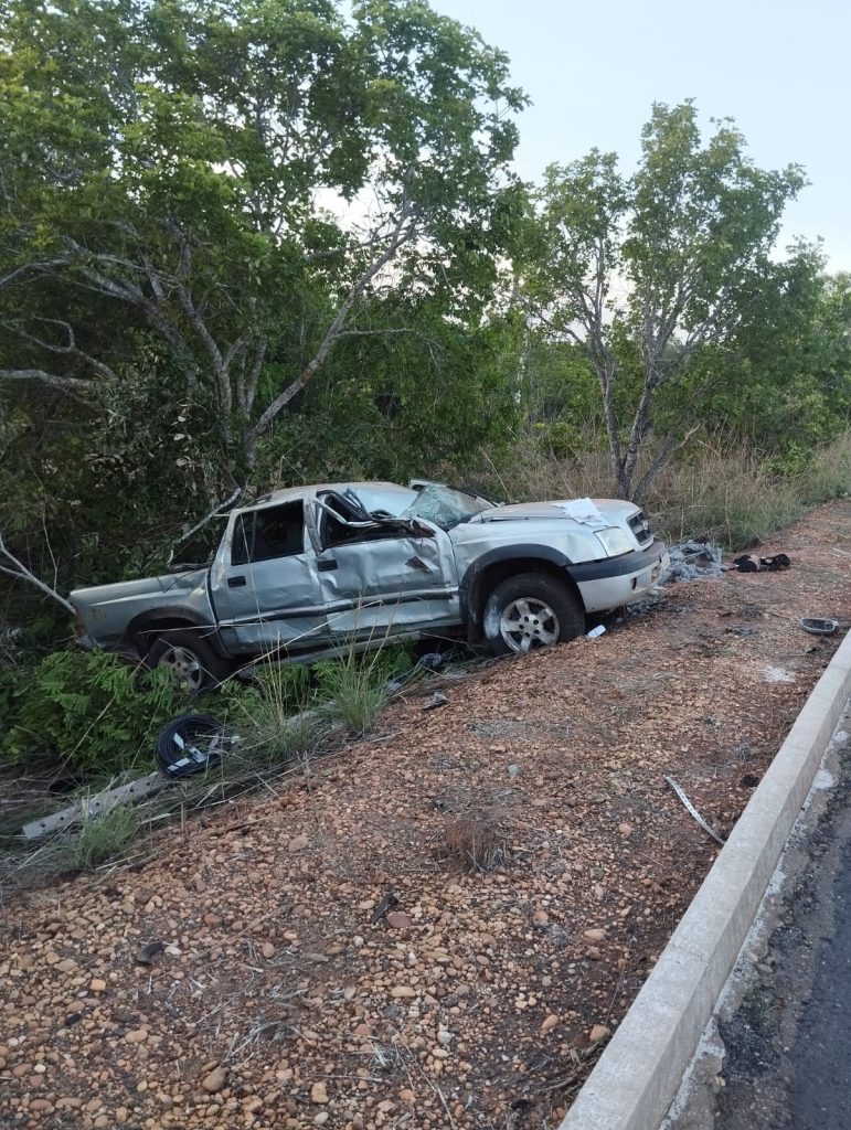 Mulher morre e homem fica ferido após caminhonete bater em poste na TO-226