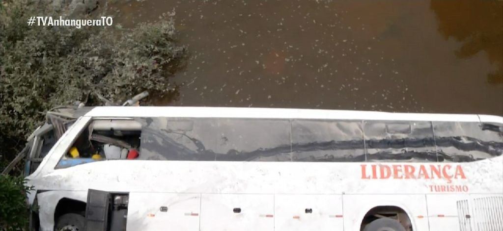 Imagens mostram ônibus destruído após cair de ponte dentro de rio e deixar três mortos