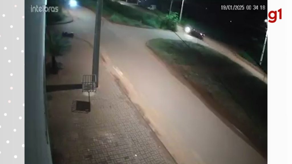 Câmera de segurança flagra acidente entre carro e moto que matou adolescente de 15 anos