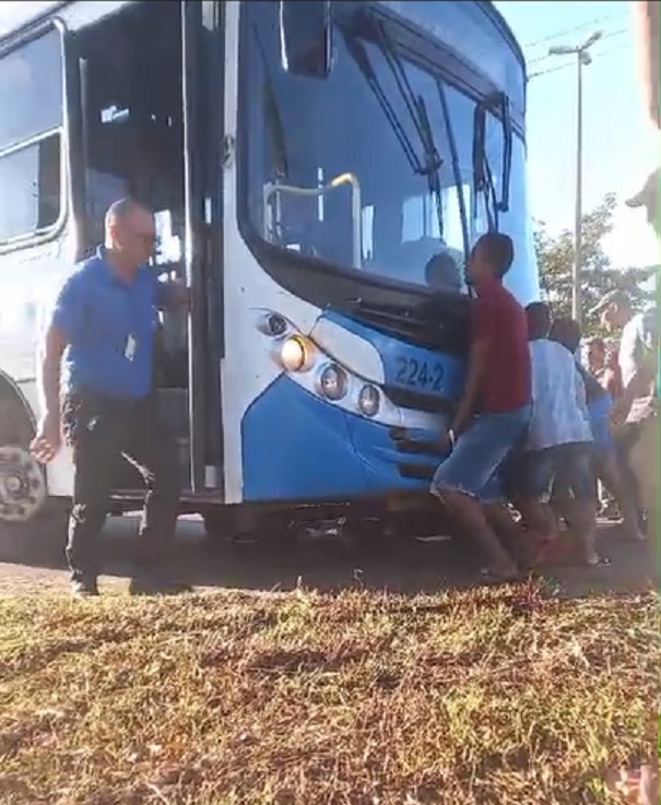 População ‘levanta’ ônibus para retirar motociclista que ficou preso após ser atropelado; VÍDEO