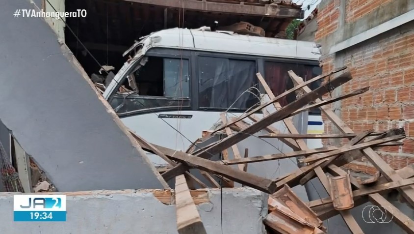 Van com trabalhadores da Agência de Obras do governo invade casa e motorista fica ferido