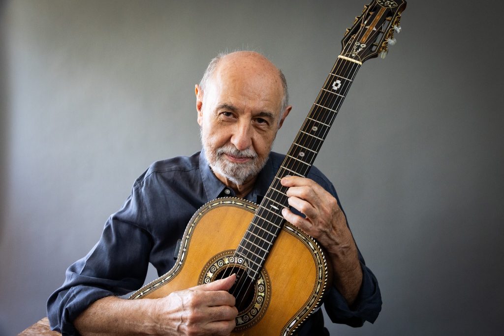 Violonista Paulo Bellinati confirma o fascínio por Garoto em álbum que lança em abril com choro inédito em disco