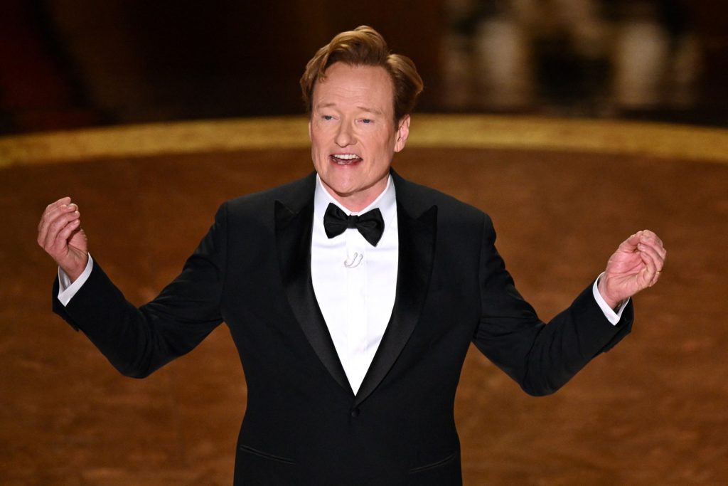 Piada de apresentador do Oscar sobre história de ‘Ainda estou aqui’ é criticada por brasileiros