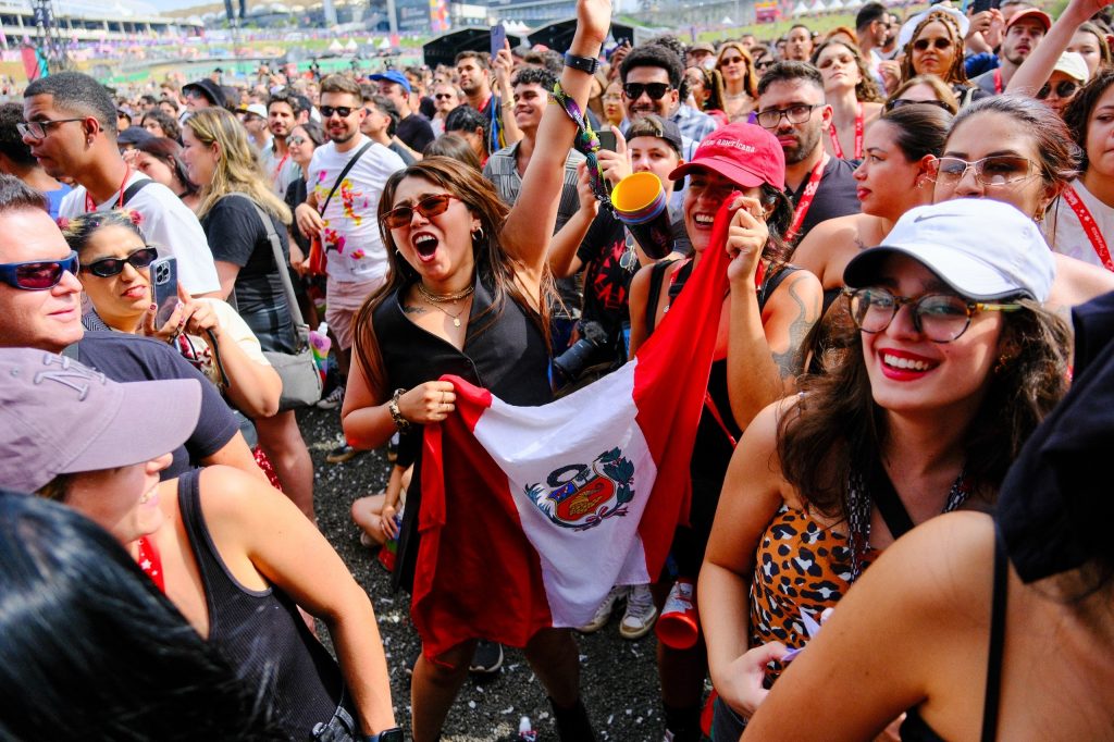 Fã peruana de Terno Rei vem ao Brasil só pelo show da banda no Lollapalooza 2025