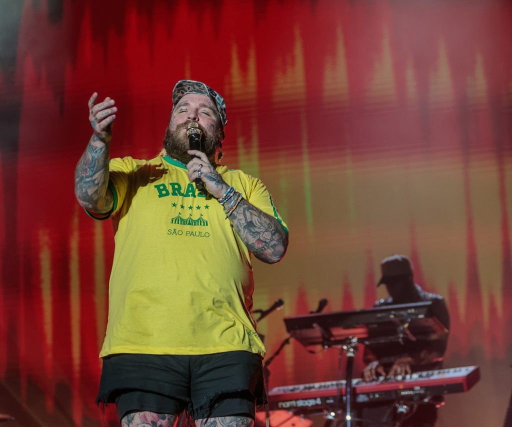 Teddy Swims exibe vozeirão potente e contagia Lolla com hits de TikTok