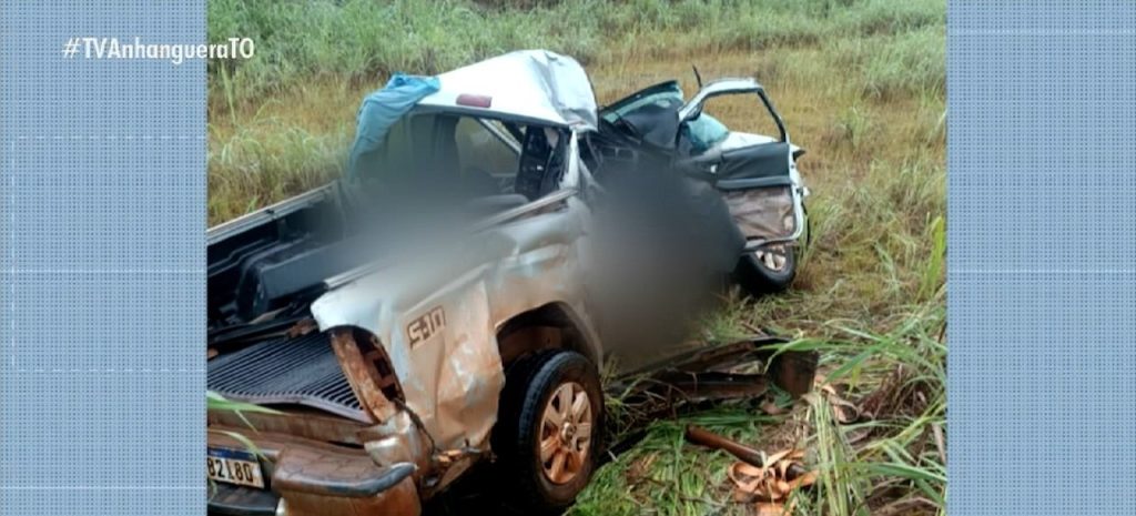 Mãe e filha morrem em acidente na TO-070 após caminhonete rodar na pista durante chuva e bater em caminhão