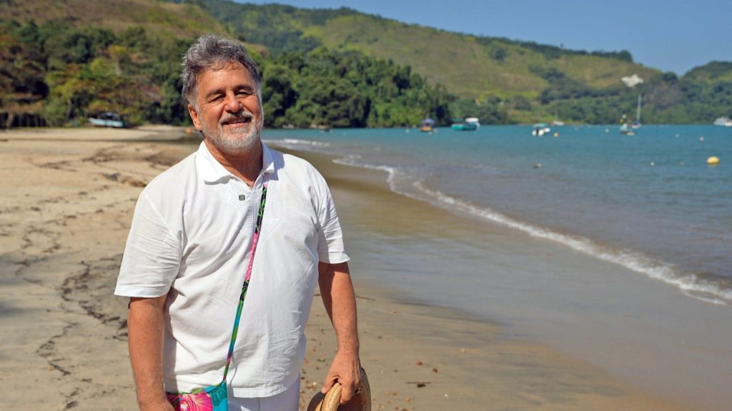 Marcos Frota volta a set da novela ‘Mulheres de Areia’ em Paraty e vê escultura de Tonho da Lua: ‘Foi um divisor de águas na minha vida’
