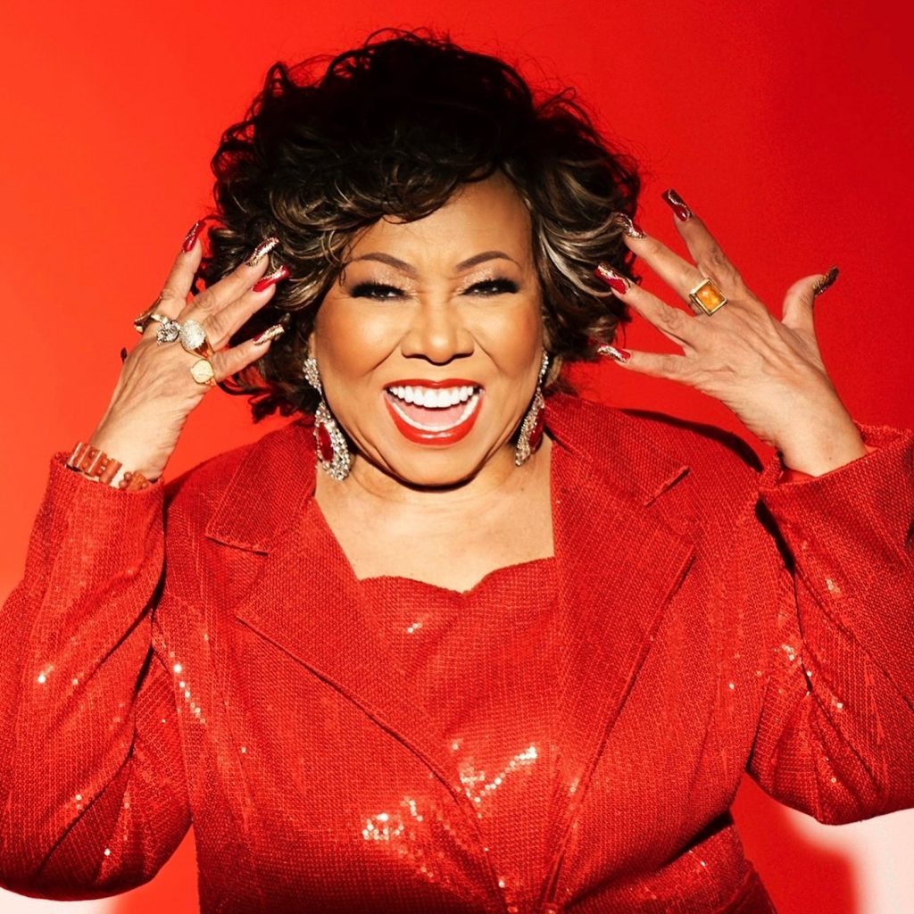 Por que Alcione ainda grava músicas aquém da potência da grande cantora?