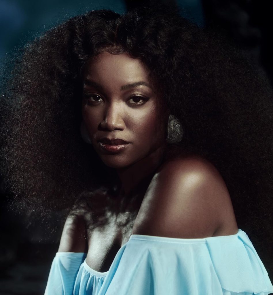 Iza levanta os ânimos ao dar voz com fervor à edificante canção ‘You raise me up’ em álbum de padre Marcelo Rossi