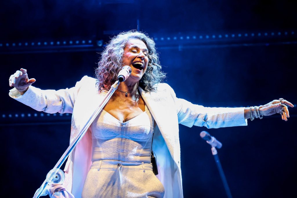 ‘Novo’ show de Simone é aquecido e valorizado pelo calor humano do Circo Voador em estreia leve e feliz no Rio
