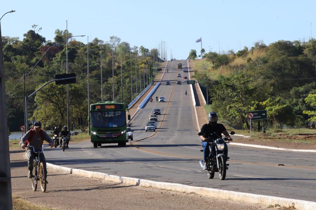 Ciclista morre em ambulância após ser atropelado por caminhão em avenida de Palmas