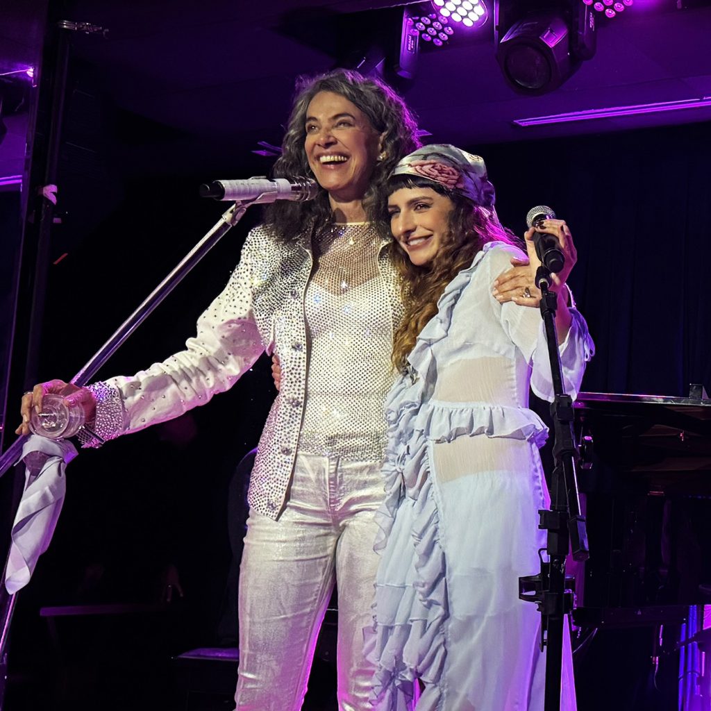 Duda Brack se irmana com Simone no Rio em show feliz de vozes, violões e harmonização de universos musicais
