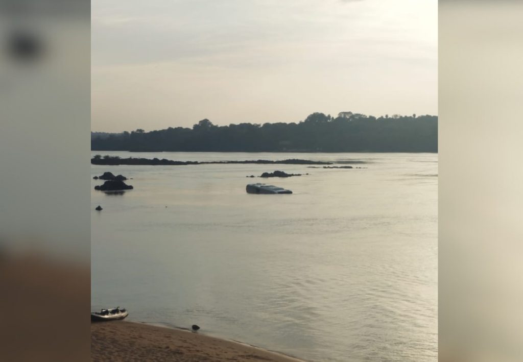Ônibus de turismo cai no rio Tocantins ao entrar em balsa e motorista fica preso dentro do veículo