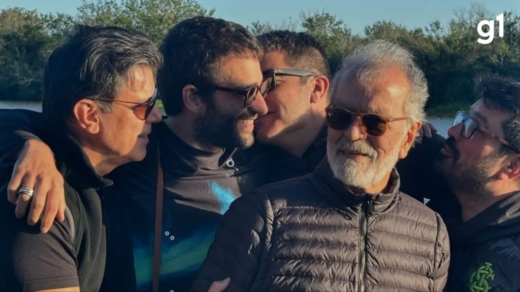 Humberto Carrão curte churrasco e pôr do sol com o pai e irmãos em Pelotas após fim de ‘Vale Tudo’; VÍDEO