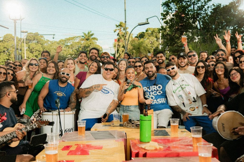 Menos é Mais e Simone Mendes batem recorde com música que ficou por mais tempo em 1º no Spotify