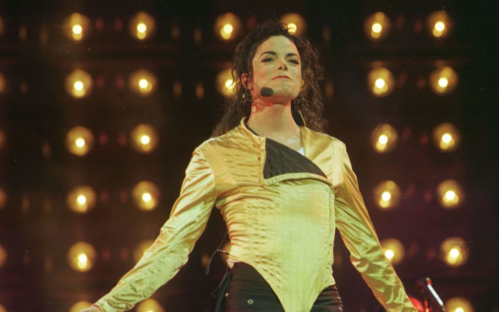 Michael Jackson é a celebridade morta mais bem paga do mundo, segundo a Forbes; veja ranking