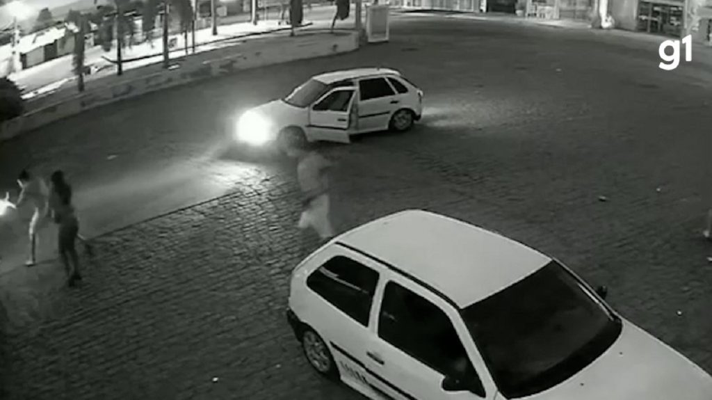 Vídeo mostra momento em que jovem se envolve em confusão e é morto com a própria arma