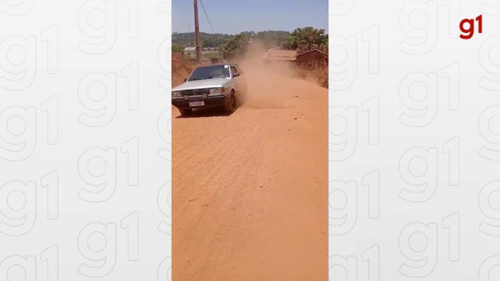 Moradora reclama da falta de asfalto e diz que já deixou de vender espetinho por causa da poeira: ‘Situação aqui tá péssima’