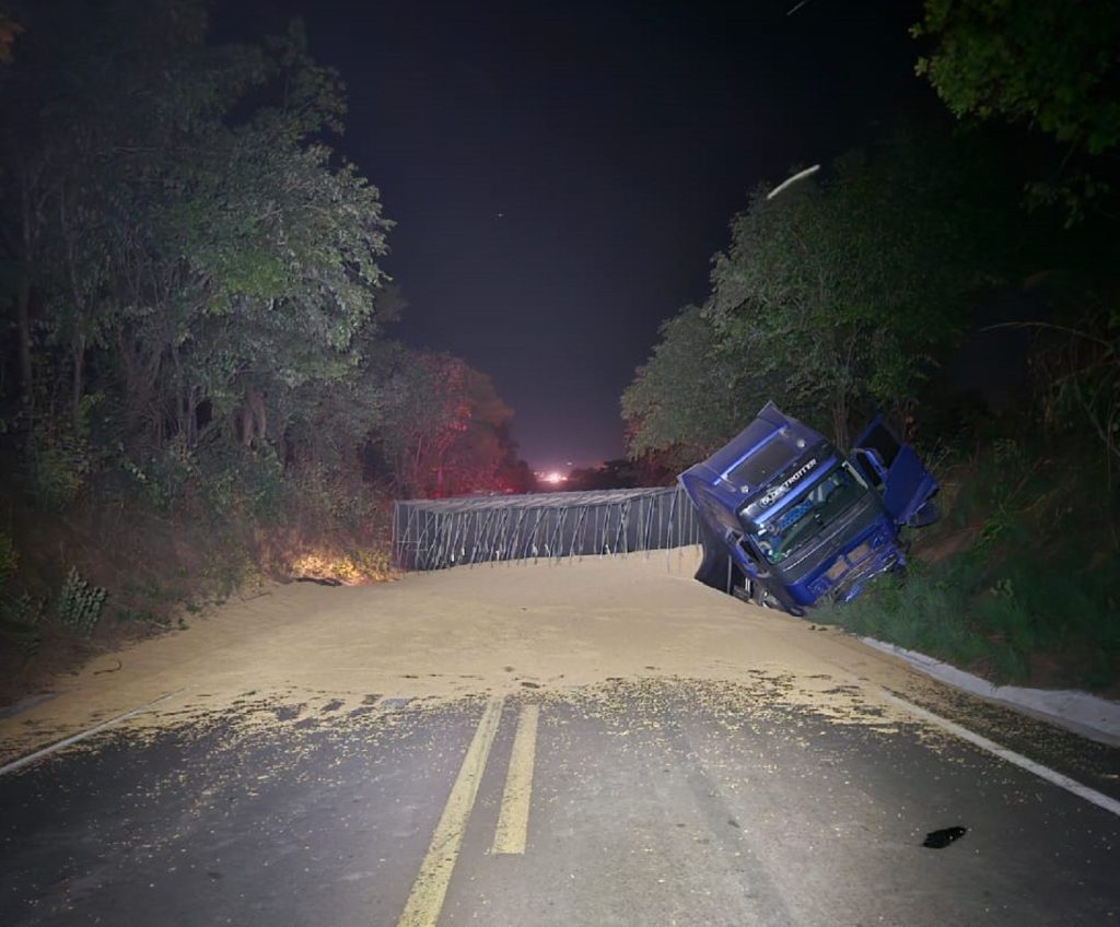 Homem morre e mulher fica ferida após acidente com caminhão na TO-080