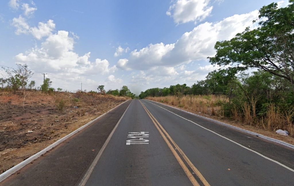 Motociclista morre após bater em caminhão durante tentativa de ultrapassagem, diz PM