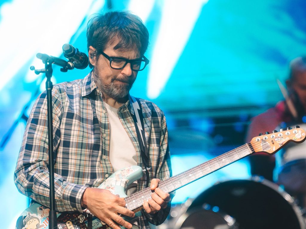 Weezer celebra 30 anos de clássico do indie rock com show correto e nostálgico no Ibirapuera