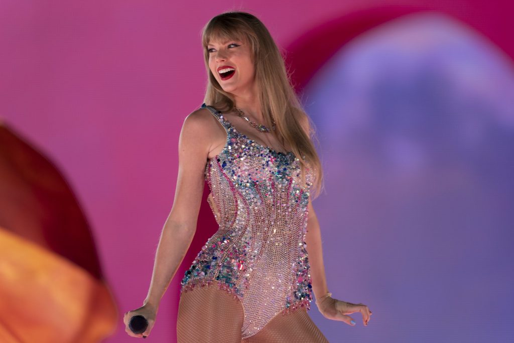Taylor Swift pagou mais de R$ 1 bilhão em bônus a equipe da turnê; entenda o motivo