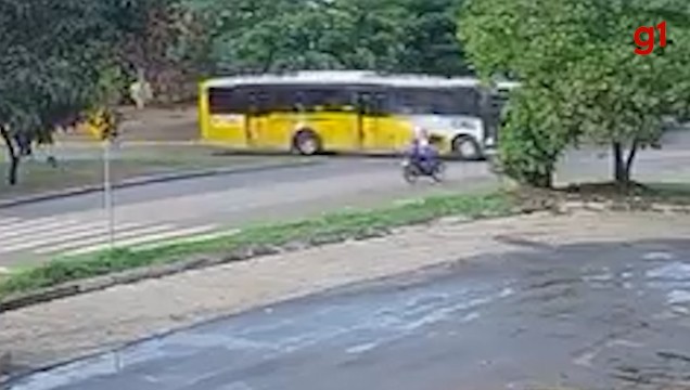 Vídeo mostra momento de aciedente entre moto e ônibus do transporte coletivo de Palmas que deixou jovem morto