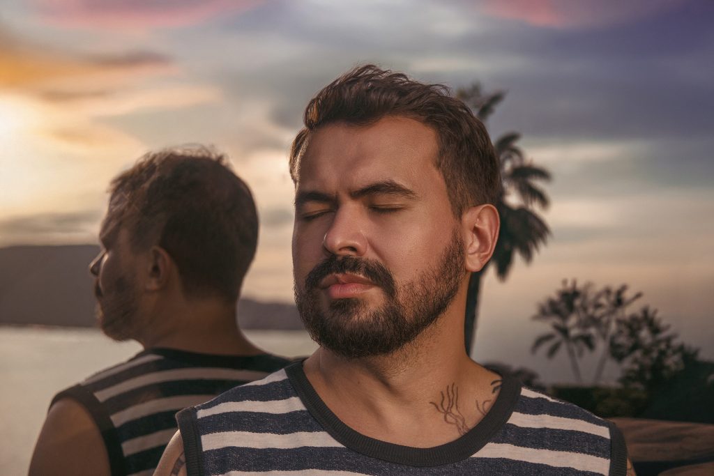 Com a viola, Bemti faz a travessia indie pop entre Brasil, Portugal e Inglaterra no terceiro álbum solo, ‘Adeus Atlântico’