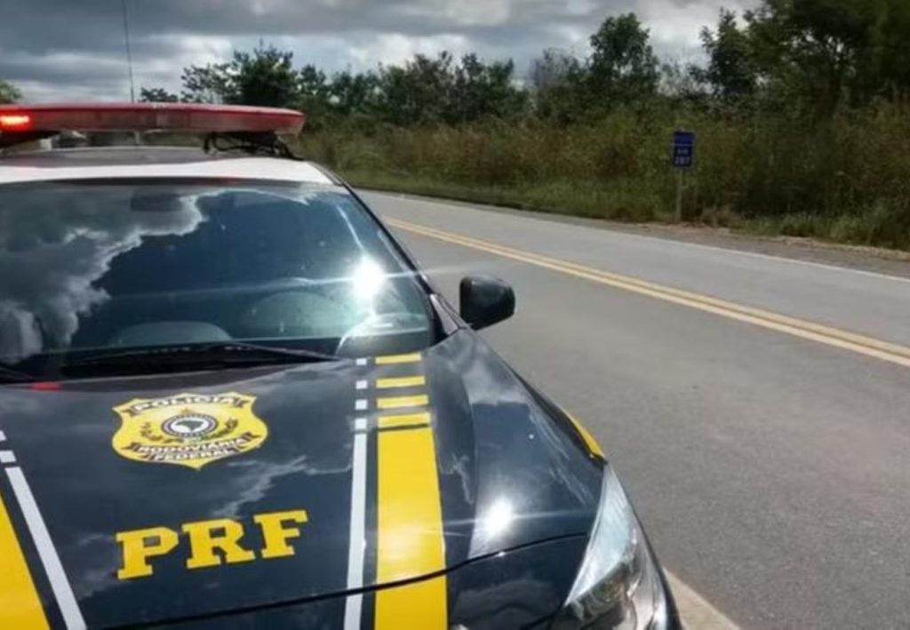 Acidente entre moto e caminhão deixa duas pessoas mortas na BR-153