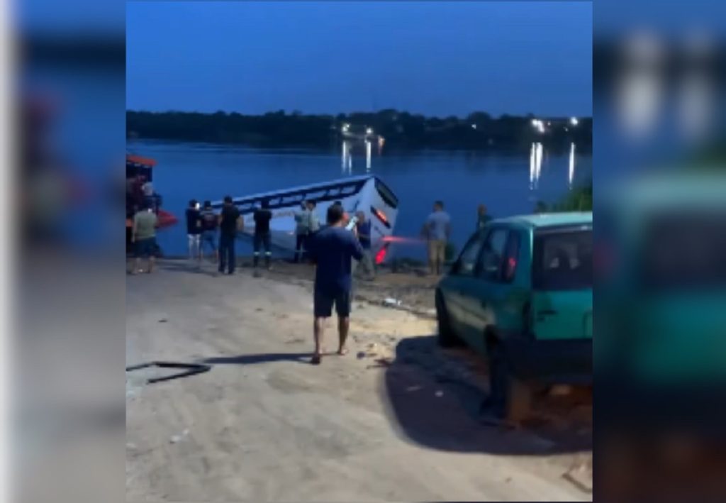 Ônibus cai de balsa durante travessia entre Tocantins e Maranhão