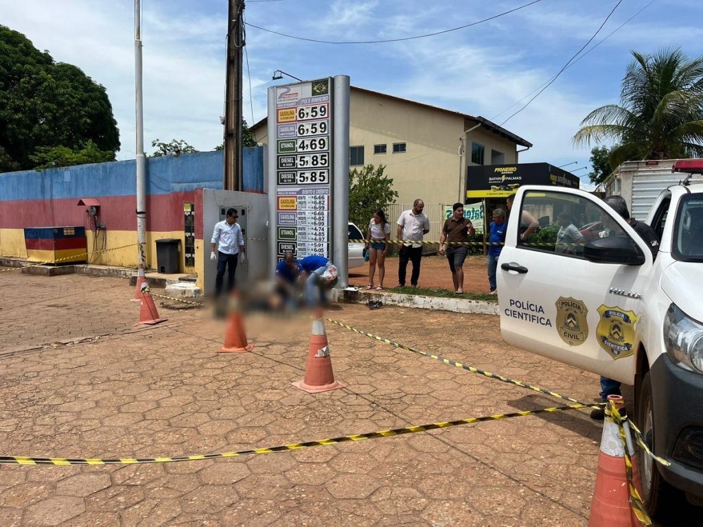 Jovem foi perseguido antes de cair de moto e ser executado a tiros em posto de combustível, diz delegado