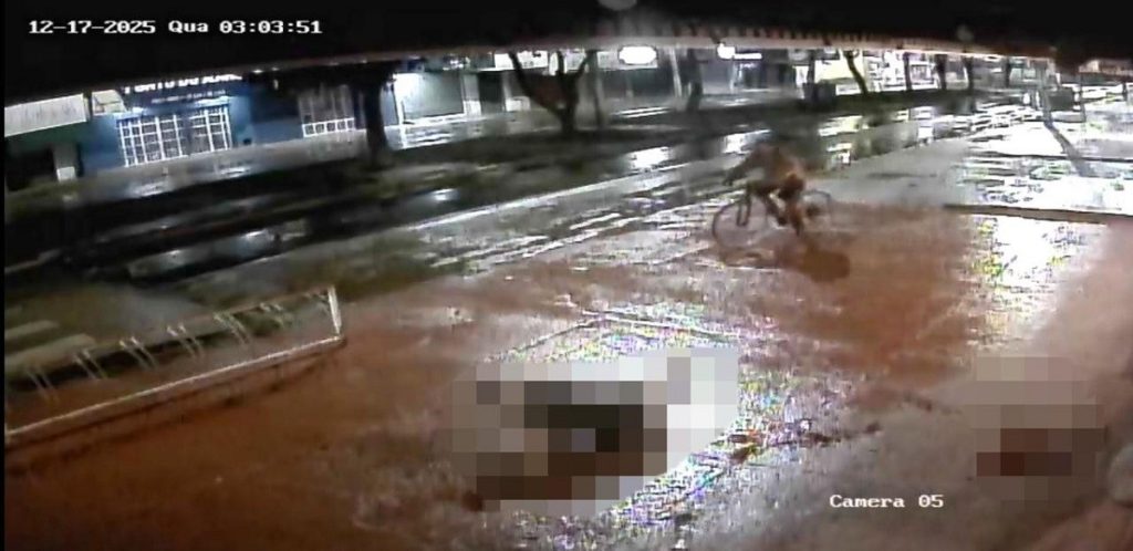 Vídeo mostra momento em que empresário se arrasta e morre em calçada enquanto assassino foge de bicicleta
