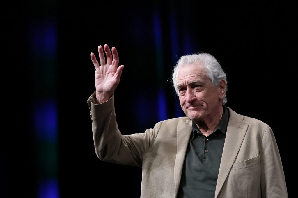 É #FAKE vídeo de Robert De Niro queimando bandeira dos EUA; cena foi criada com a IA do Google