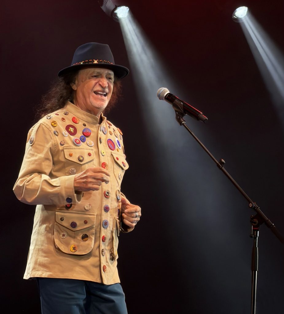 Alceu Valença desafia a embolada do tempo no desabrochar elétrico do show ’80 girassóis’ na estreia de turnê no Rio