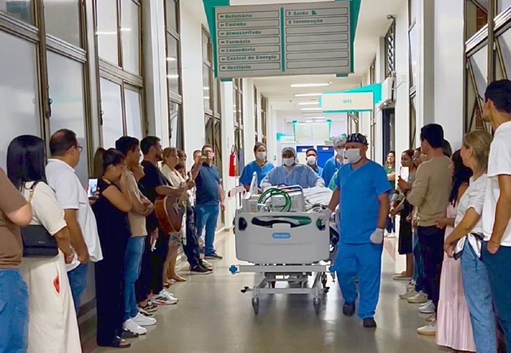 Parentes e funcionários de hospital fazem corredor em homenagem a doador de órgãos em Palmas