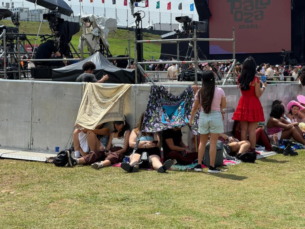Lollapalooza 2026: fãs enfrentam calor, filas, espera e busca por lugar na sombra no 1º dia de festival