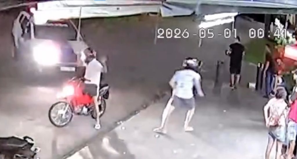 Policial tropeça e cai durante perseguição a adolescentes; VÍDEO