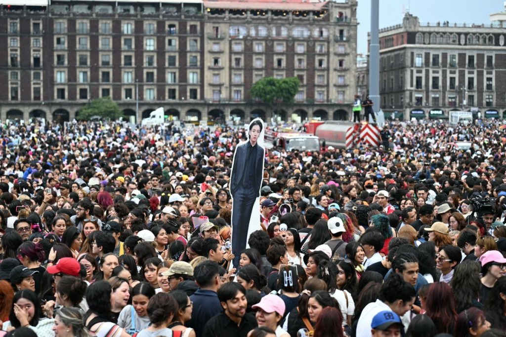 BTS no México: 50 mil fãs se reúnem em frente ao palácio presidencial para ver o grupo