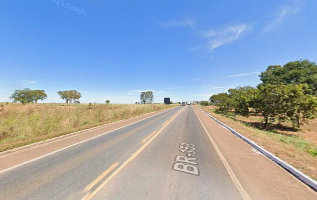 Mulher morre após cair de moto e ser atropelada na BR-153 no Tocantins