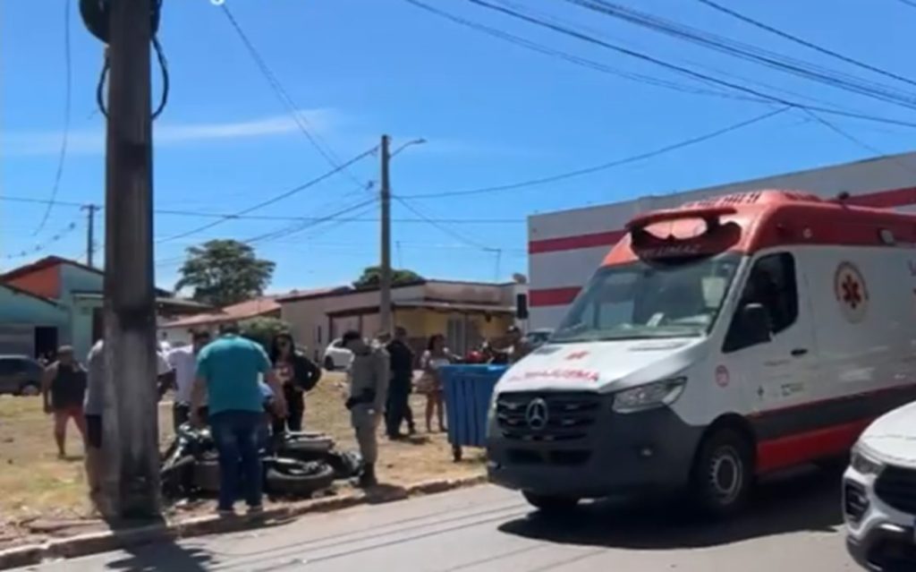 Motociclista morre após moto ser atingida na traseira por carro e bater em poste no Tocantins