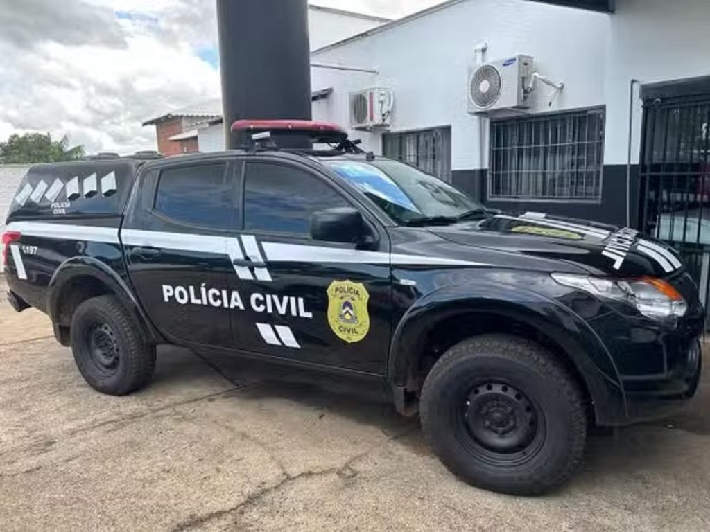 Padrasto é indiciado por estupro de vulnerável após espionar enteada durante o banho, diz polícia