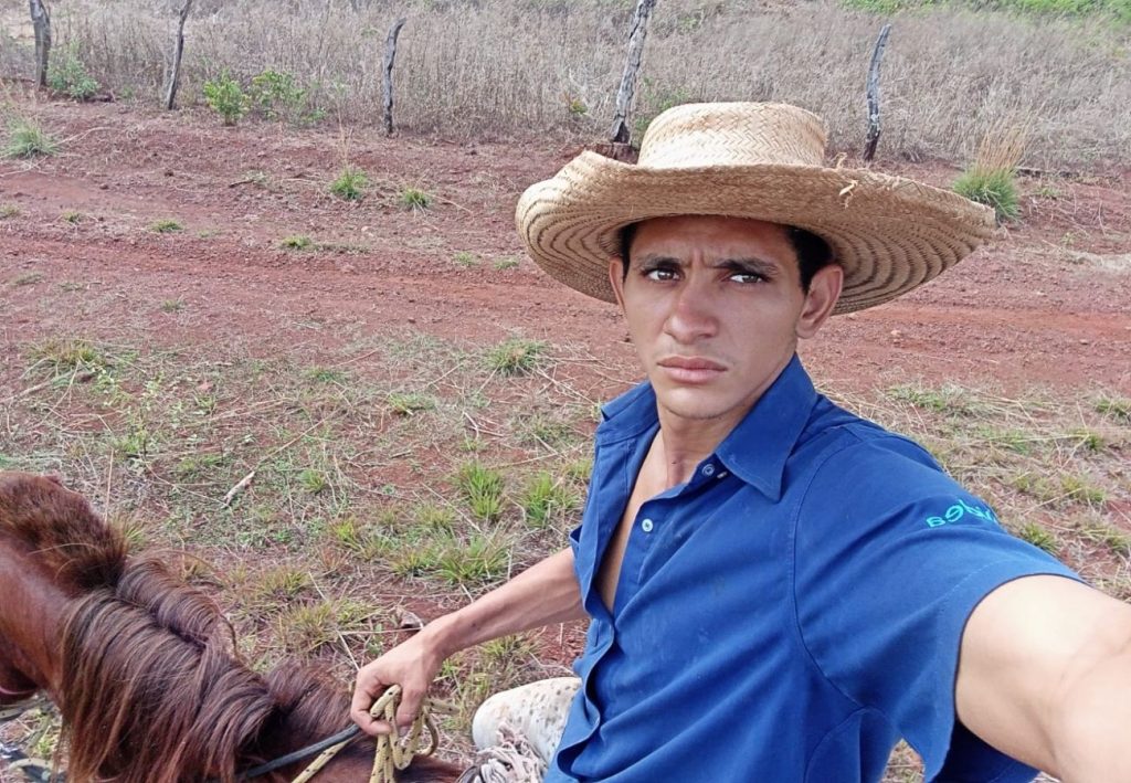 Jovem aprovado em concurso da PMTO improvisou treinos em riacho e árvore na zona rural