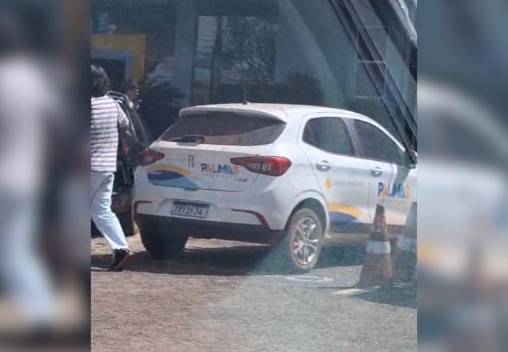 Carro de prefeitura é flagrado em vaga para idosos no mesmo dia de ação educativa sobre vagas preferenciais