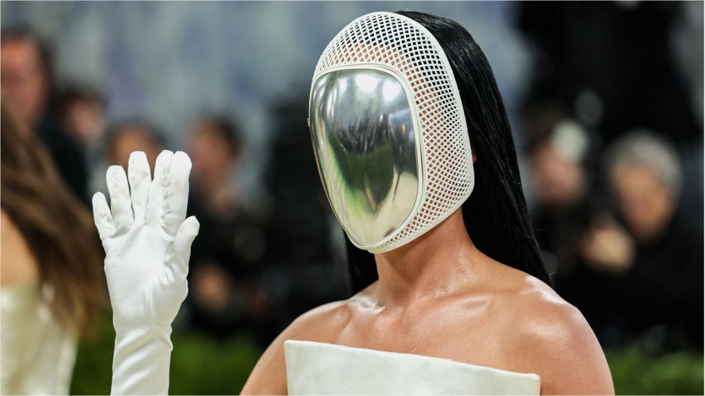 Seis dedos, compromisso com a piada e máscara… O que significa o look de Katy Perry no Met Gala 2026