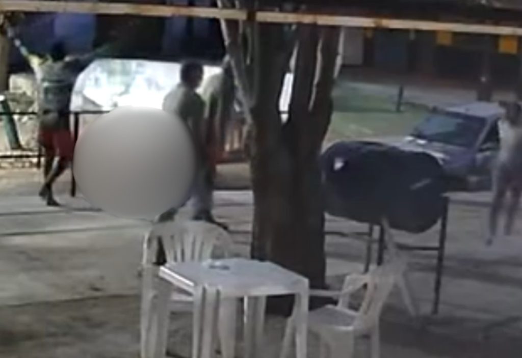 Vídeo mostra momento em que policial aposentado é morto a facadas ao tentar defender filho
