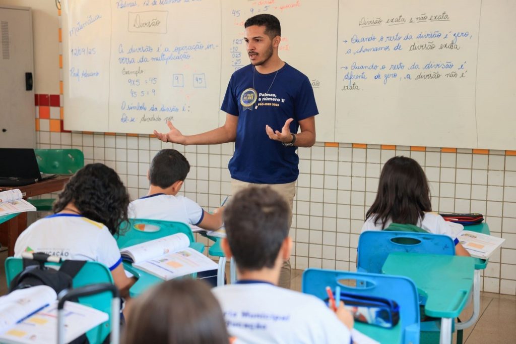 Professores com mais de 20 anos de serviço terão redução da carga horária em sala de aula em Palmas; entenda